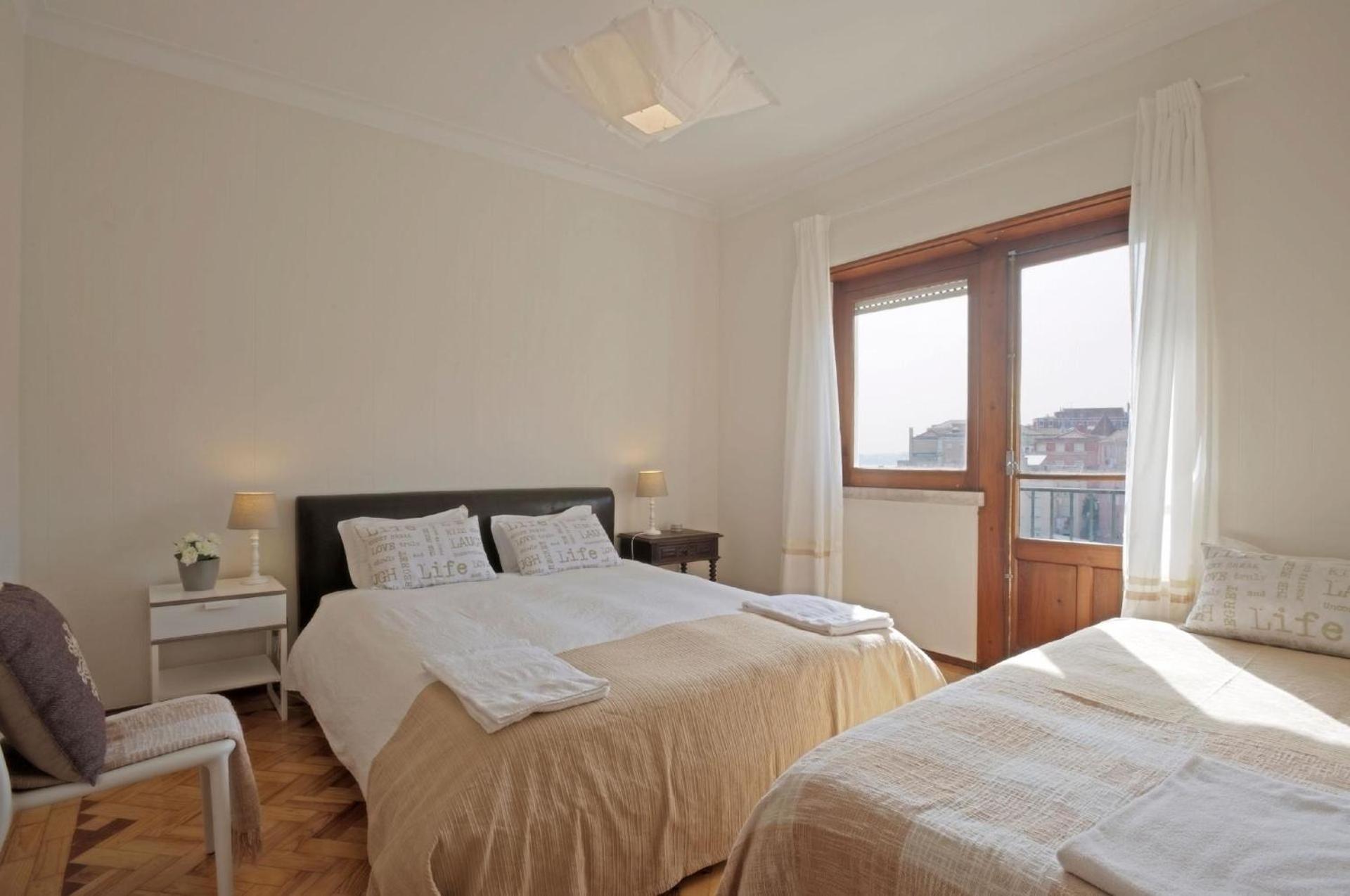 Fuer 19 Personen Und 1 Kind In Lissabon, Regio De Costa De - B58256 *