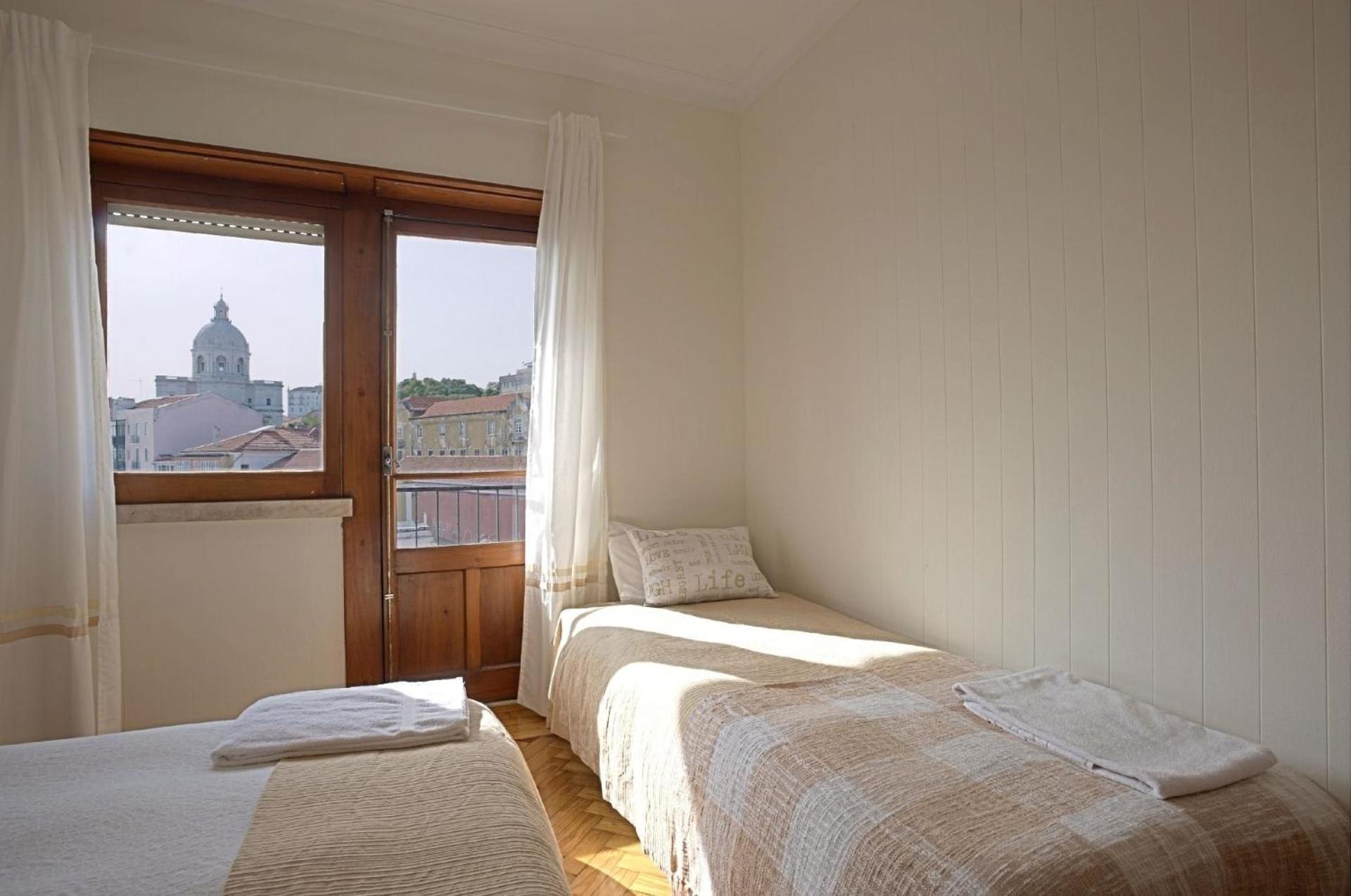 Fuer 19 Personen Und 1 Kind In Lissabon, Regio De Costa De - B58256 *